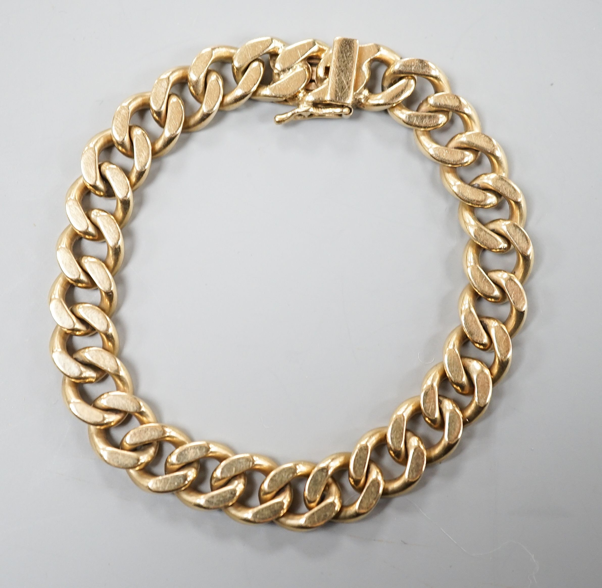 A 9ct curb link bracelet, 17.7cm, 33.4 grams.